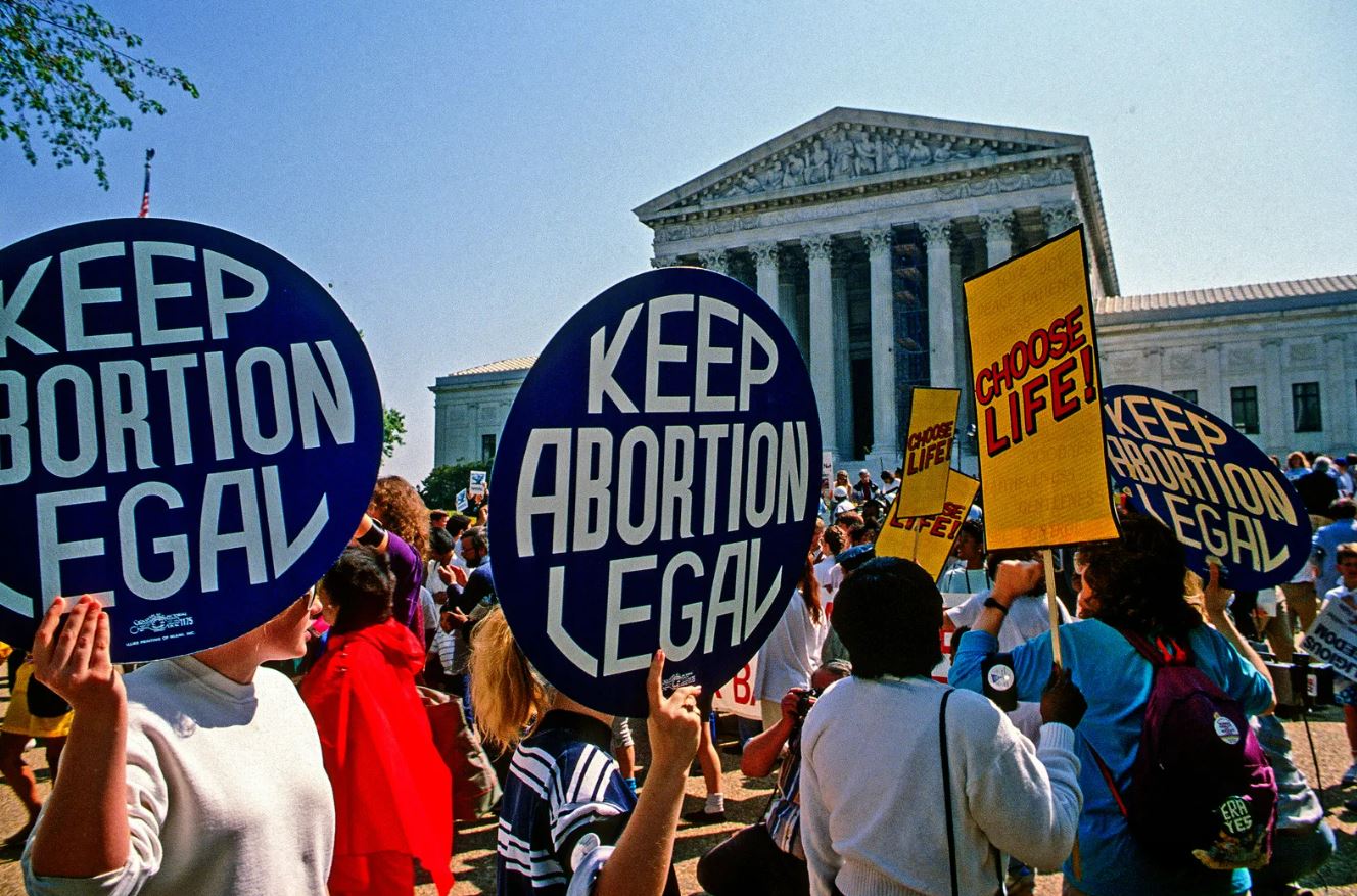 roe v wade protest with signs